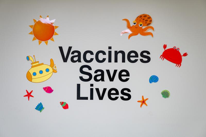 a wall decal that says vaccines save lives